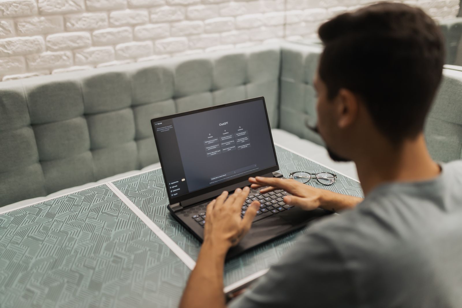 AI in the Workplace Stalls When Leaders Stay on the Sidelines