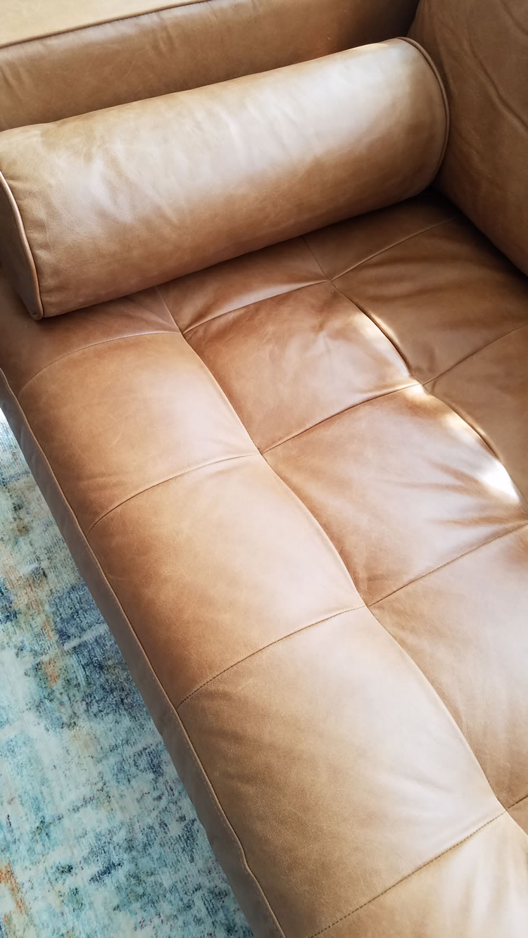 Natural color variations in Charme Tan full aniline leather on Sven sofa